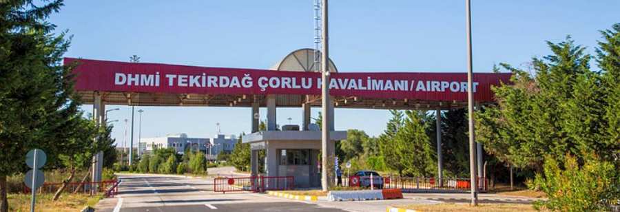 Tekirdağ Çorlu Havalimanı pistinde park halinde duran özel jet, arka planda terminal binası ve açık gökyüzüyle birlikte görülüyor.