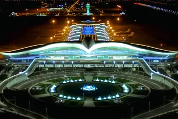 Aşkabat Havalimanı’nda apron üzerinde bekleyen özel bir jet ve arka planda havalimanının modern mimarisi.