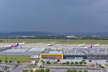 Varna Havalimanı’nda apron üzerinde park halinde bir özel jet ve terminal binası görüntüsü.