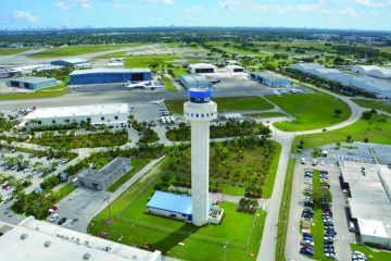 Miami Opa Locka Havalimanı’nda (OPF) pist kenarında park etmiş özel jetler ve arka planda terminal binası