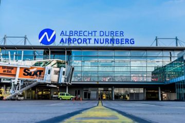 Almanya’da Nürnberg şehrine hizmet veren Nürnberg Havalimanı (NUE) terminal binası ve önünde park etmiş uçaklar