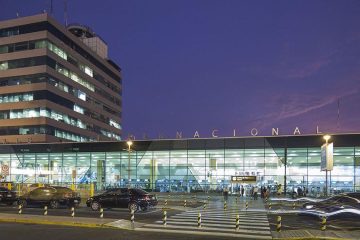 Peru’nun başkenti Lima’ya hizmet veren Lima Havalimanı (LIM) terminal binası ve önündeki yolcu uçakları