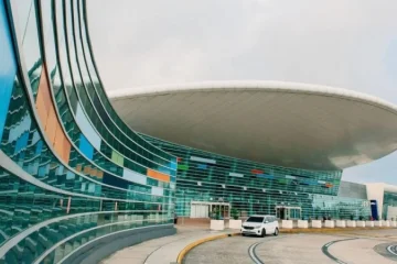 Porto Riko’nun başkenti San Juan’a hizmet veren San Juan Havaalanı (SJU) terminal binası ve önündeki yolcu uçakları
