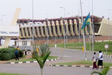 Ruanda Kigali Havalimanı terminal binası, apron bölgesinde park etmiş yolcu uçakları ve arka planda Kigali manzarası